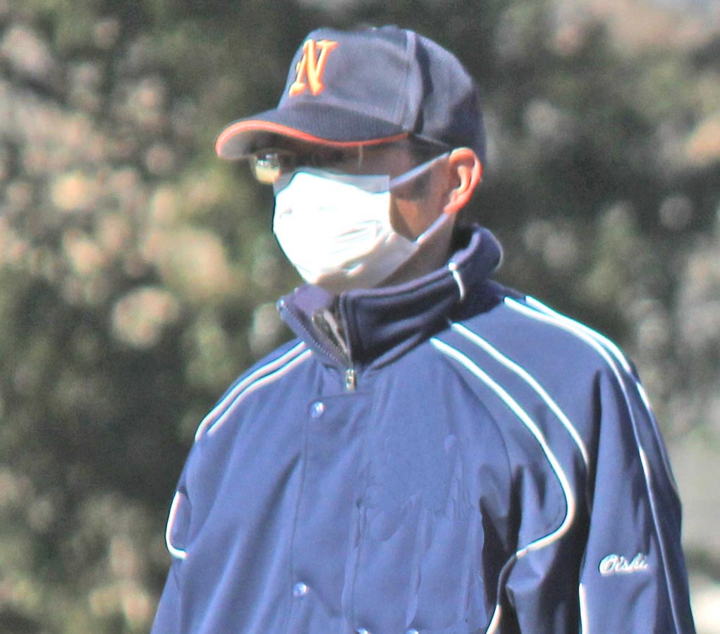 野球の審判中の店長